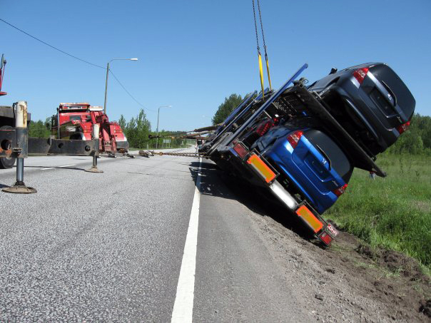 Autorekan nosto mobiilinosturilla